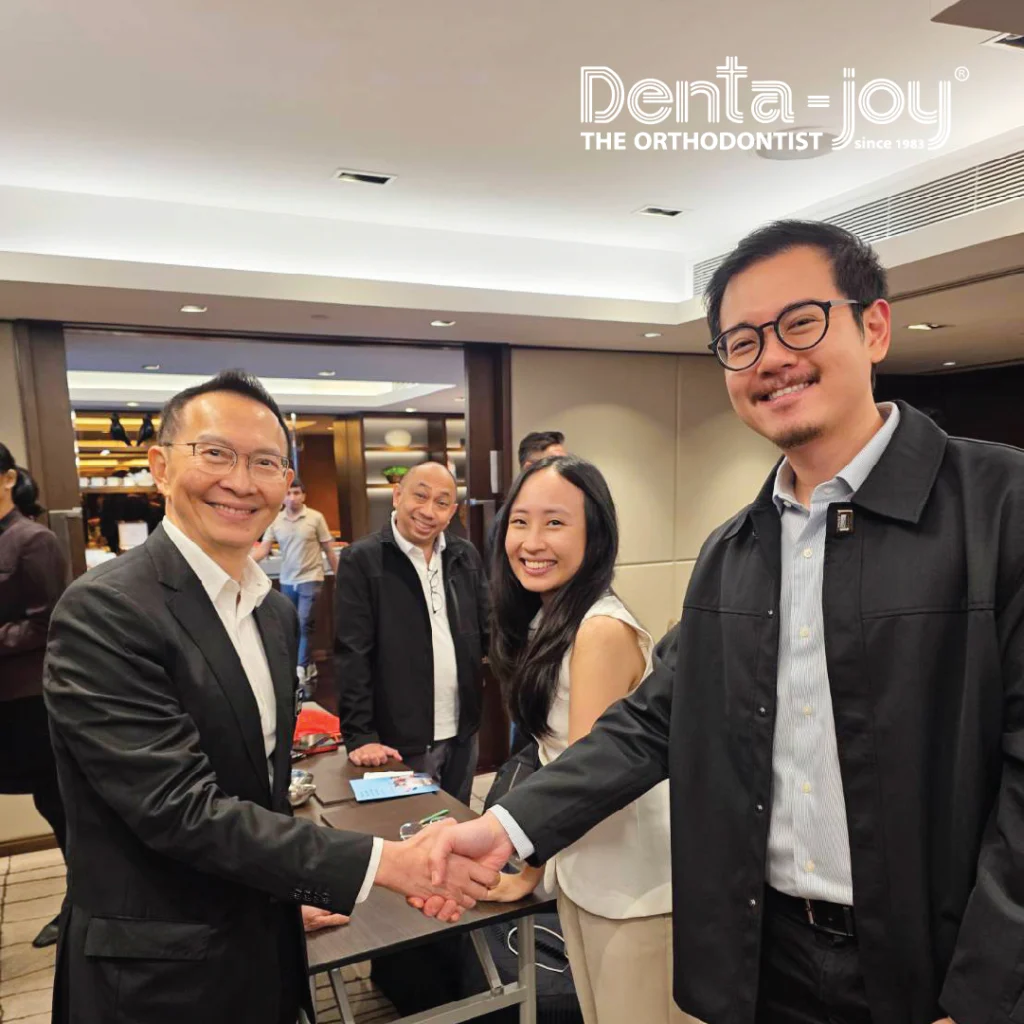 ทพ.นรันทร์ จิวังกูร แพทย์จัดฟันเฉพาะทาง Denta-joy ถ่ายภาพร่วมกับคณบดีมหาวิทยาลัยและทันตแพทย์ผู้เข้าร่วมงาน BRAVA Plus Essential Course ที่ประเทศฟิลิปปินส์